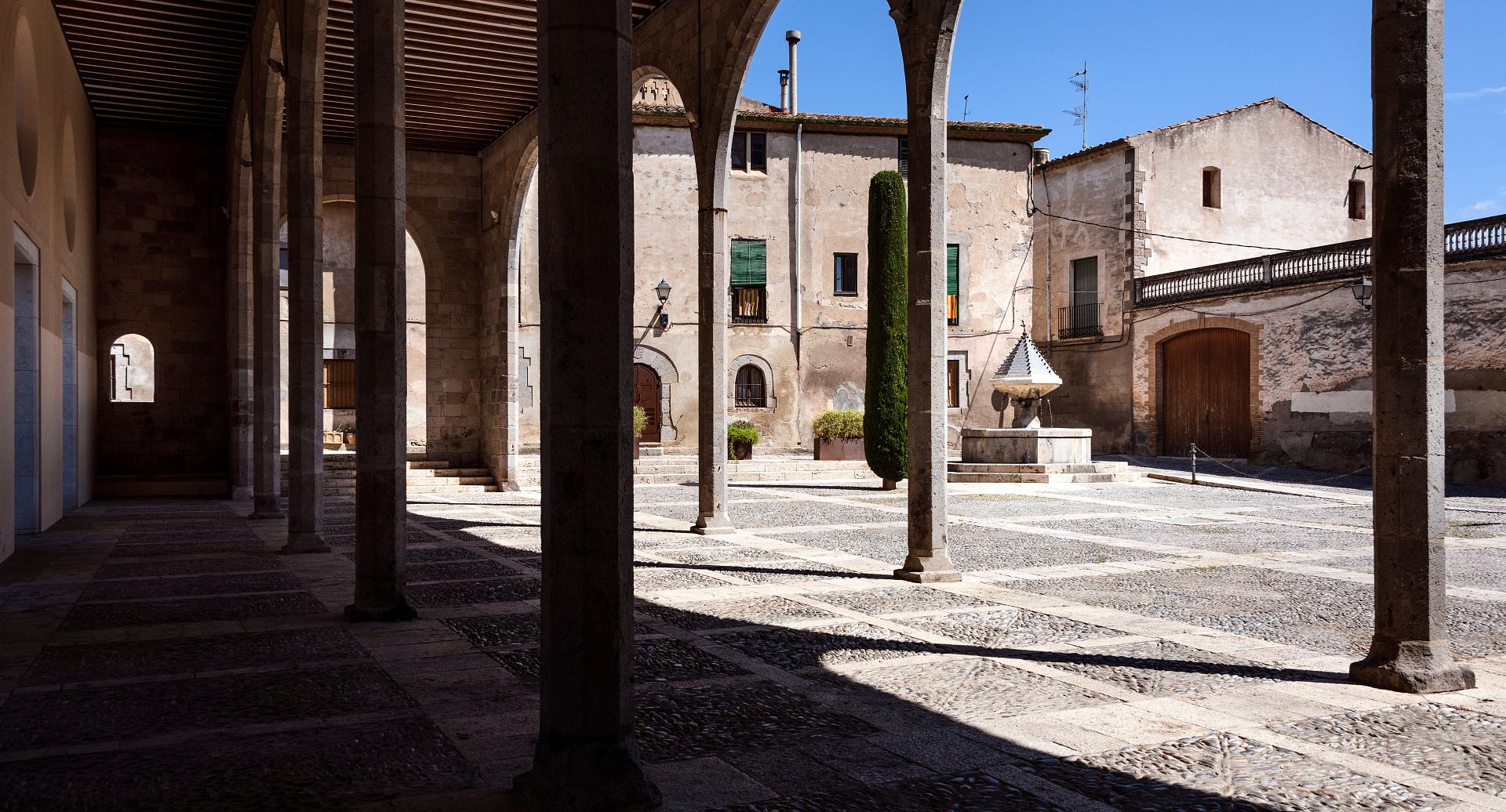 Adéntrense en la villa de Castelló d'Empúries